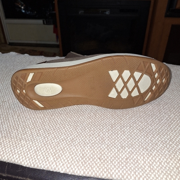 A pair of Stacy Adam's men's slip-on booties in a size 10M. EUC - Picture 13 of 13